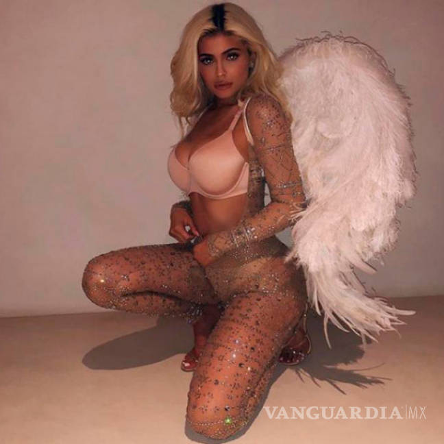 $!Kim Kardashian y sus hermanas se disfrazaron de sexy ángeles (fotos)