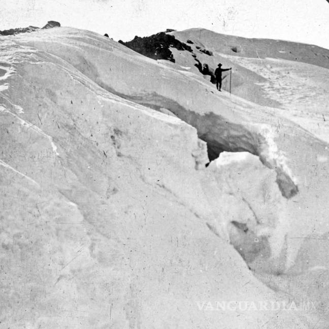 $!Una fotografía proporcionada por la Biblioteca del Congreso muestra a un escalador en la cima del Monte Rainier cuando el hielo era grueso y robusto.