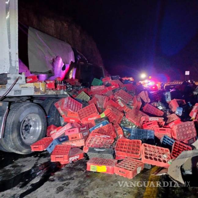 $!Caminos y Puentes Federales (Capufe) colaboró con la Guardia Nacional en el resguardo del área y la limpieza de la carretera.