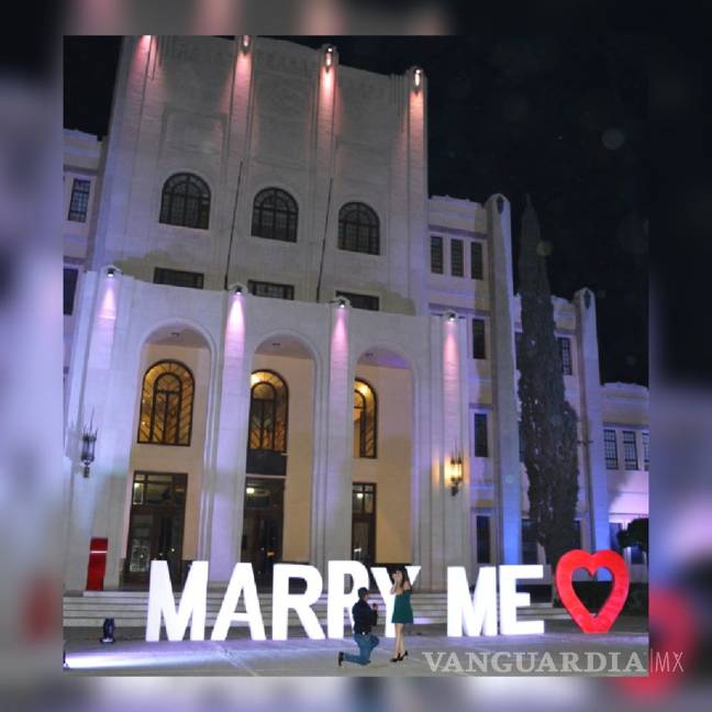 Joven sorprende a su novia, le pide matrimonio frente al Ateneo Fuente de Saltillo... ¡Y dice que sí!