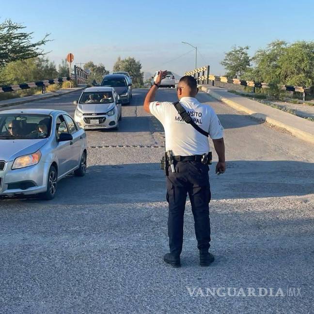 $!La policía vial mantiene presencia constante en los principales cruceros de la ciudad.