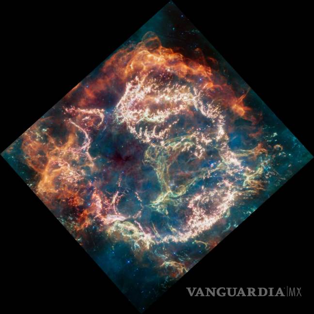 $!Una imagen en infrarrojo medio proporcionada por la NASA de la supernova Cassiopeia A desde el Telescopio Espacial James Webb.