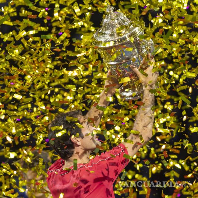 $!Roger Federer de Suiza aplaude después de ganar su décimo título en el torneo de tenis Swiss Indoors en St. Jakobshalle en Basilea, Suiza, el 27 de octubre de 2019.