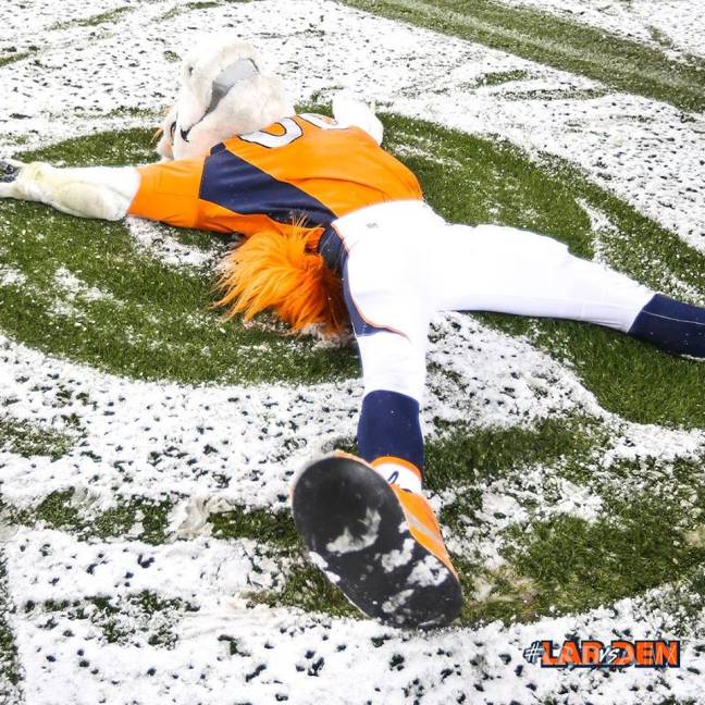 $!El juego entre Broncos y Rams se jugará con una intensa nevada
