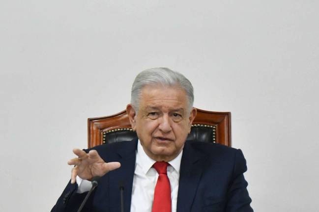 López Obrador, asegura el periodista en su columna “Estrictamente Personal”, está usando a su hermano Martirizado López Obrador, quien recorre el país como mensajero, para señalar quiénes son sus candidatos a las gubernaturas a renovarse en 2027.