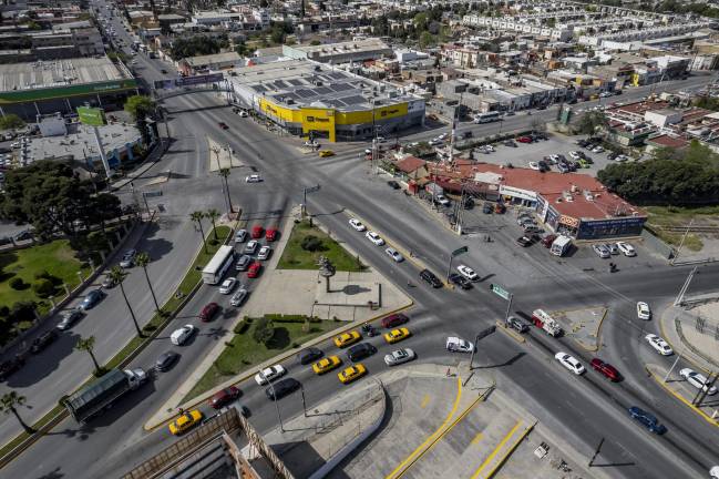 $!Este cruce es un auténtico deporte extremo para los peatones. Las autoridades instalaron hace años un puente peatonal, pero los comerciantes de la zona dicen que lo que falta es cultura vial.