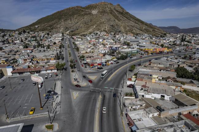 $!El desarrollo urbano en la ciudad se olvidó de los peatones y los planes de crecimiento actuales no contemplan a las personas que viajan a pie ni siquiera al margen de su políticas.