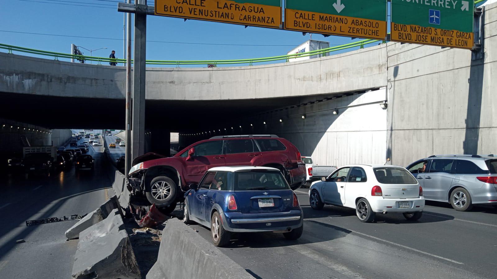 Choque en puente del Periférico Luis Echeverría Álvarez de Saltillo deja daños de más de 50 mil pesos. Noticias en tiempo real