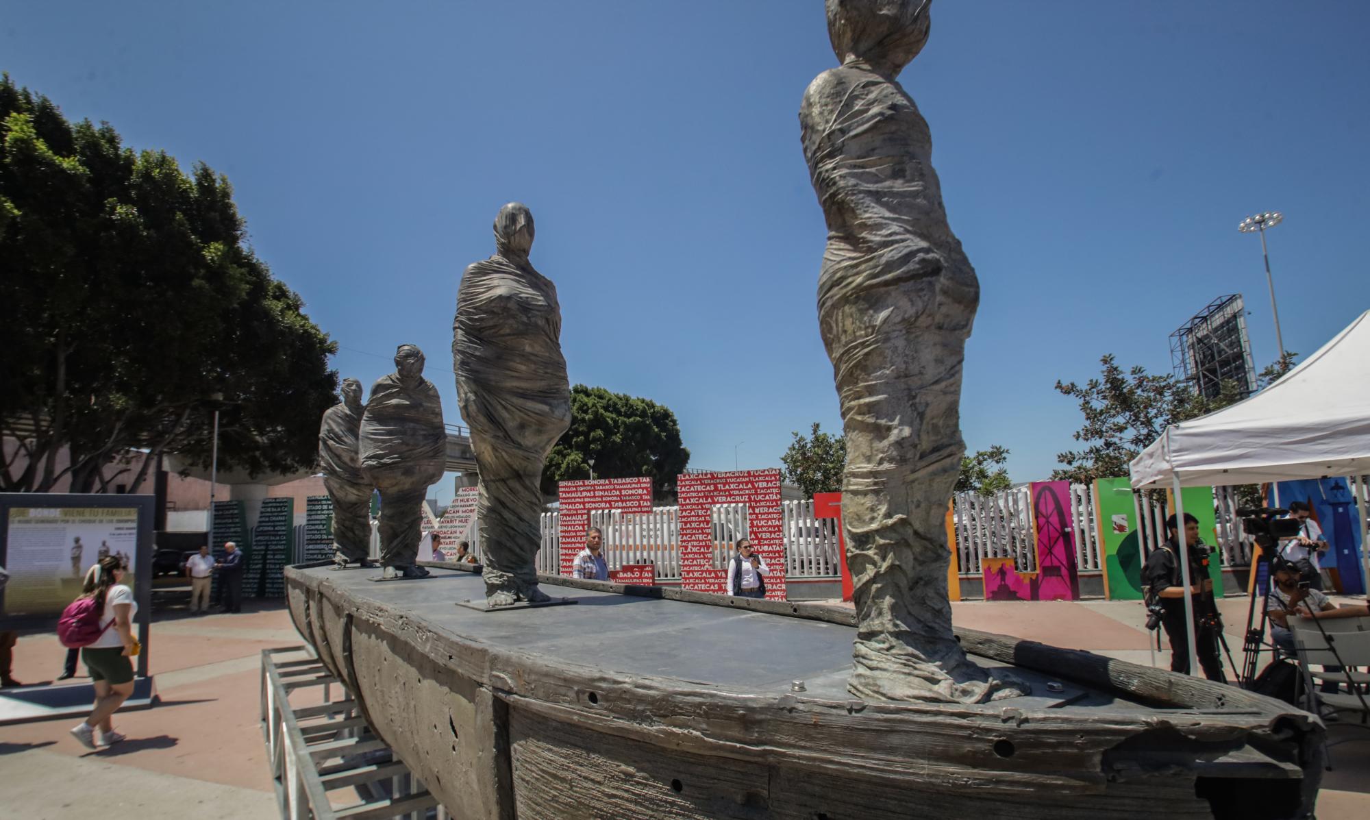 Javier Marín dedica escultura a migrantes en la frontera de Tijuana. Noticias en tiempo real