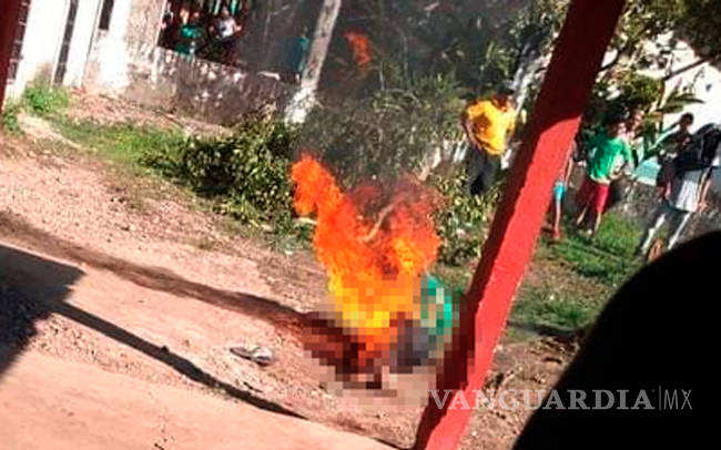 $!Prenden fuego a exreo tras acusarlo de muerte de niña en Chiapas