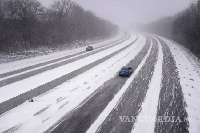 El mortal ‘ciclón bomba’ en EU alcanzará su máxima intensidad hoy; afecta más de 6 mil vuelos