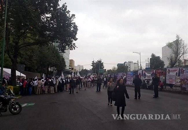 $!Petroleros bloquean avenida en CDMX como protesta