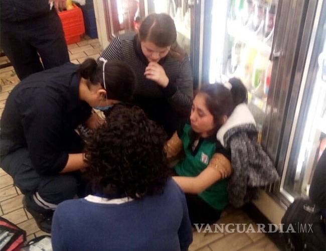 $!Presunto asaltante toma de rehén a una empleada de Seven en la CDMX