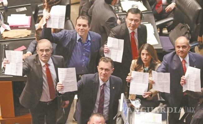 Por "improcedente" rechazan demanda de senadores de oposición contra comisionados de la CRE