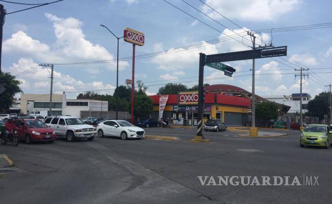 Escuelas, un Oxxo y hasta un bar en predios de Pemex que el sindicato ha administrado como suyos