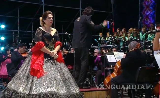 Regina Orozco le canta a AMLO en el Zócalo