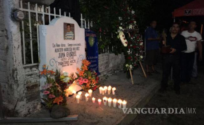 $!Juan Gabriel deseaba ser sepultado al lado de su madre; alcalde de Parácuaro pide respetar sus deseos