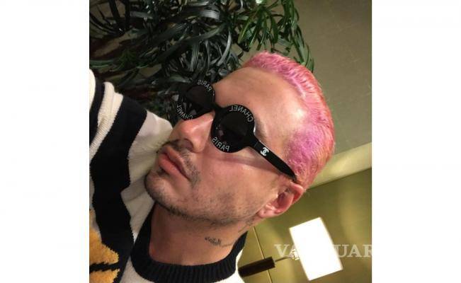 J Balvin contesta a críticas por su cabello rosa
