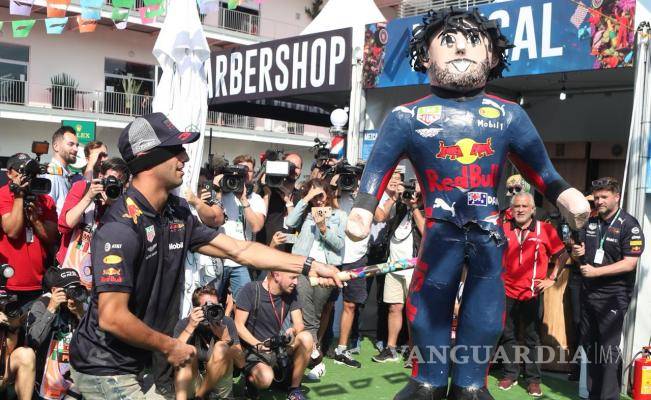 $!Pilotos de la F1 rompen piñatas previo al arranque del Gran Premio de México