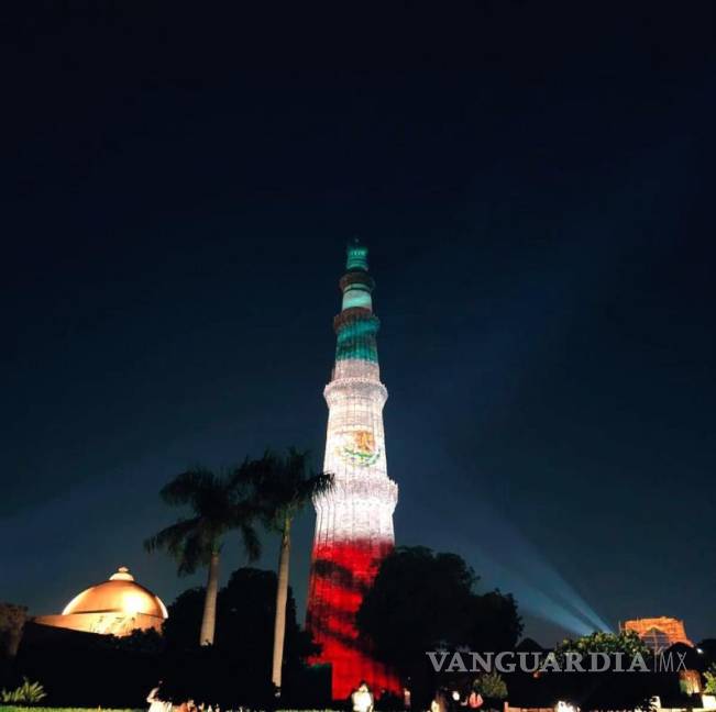 $!En la India, el icónico de monumento de Qutub Minar en Nueva Delhi se iluminó con los colores de la bandera mexicana.