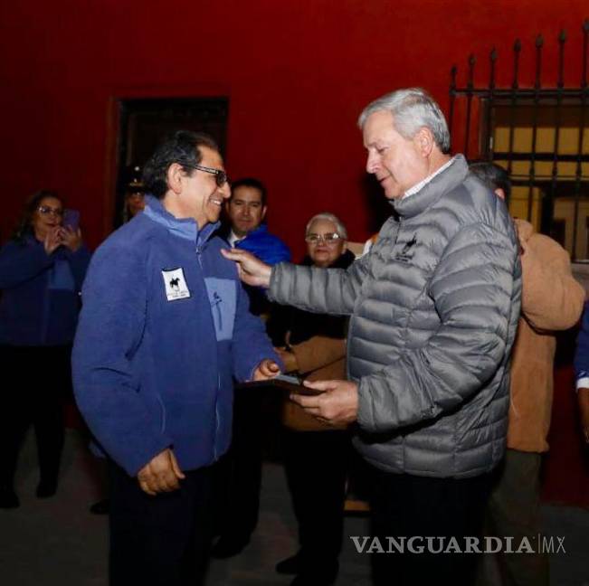 $!El alcalde José María Fraustro Siller recibió un reconocimiento por su constante apoyo al Museo de la Batalla de la Angostura, consolidando la preservación de la historia de Saltillo.