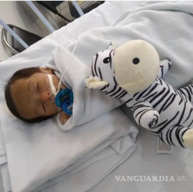 Acampan familias afuera del nuevo Hospital del Niño de Saltillo en espera de noticias de sus hijos