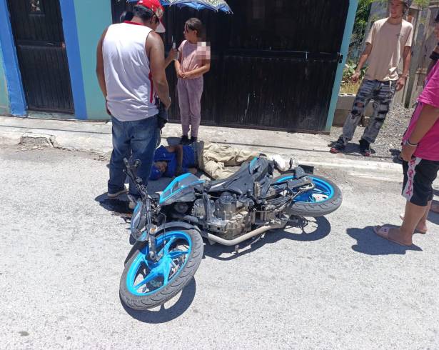 Tras el impacto, el conductor de la motocicleta presentó posibles fracturas, mientras que su acompañante resultó con golpes leves y fue atendido en el lugar del percance.