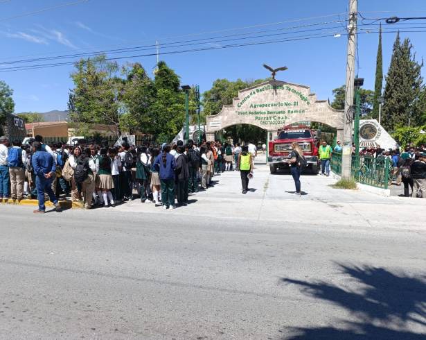 Más de 700 estudiantes y docentes del CBTA 21 participaron en un simulacro de derrame químico, como parte de las acciones de prevención en el plantel.