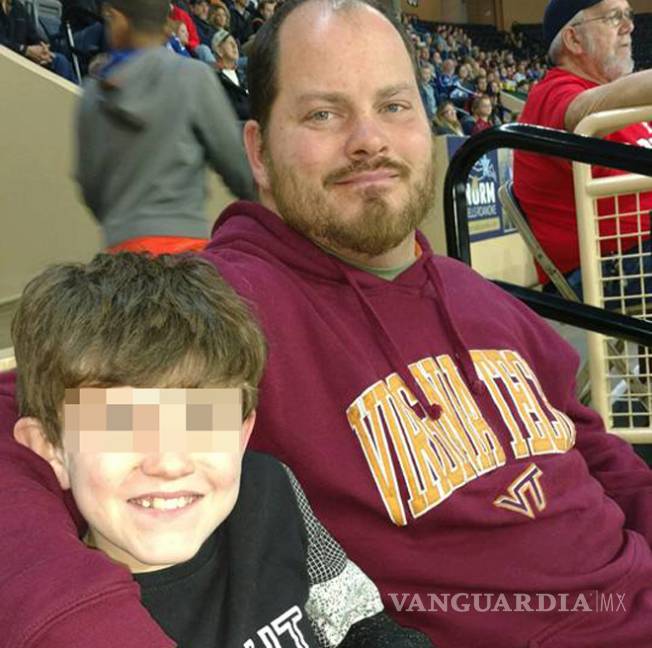 $!¡Menor corre a la escuela bajo la lluvia! Es el castigo que su padre le dio por hacer bullying a compañeros