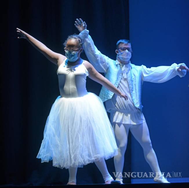 $!Dos jóvenes en un momento de su intervención en El Lago de los cisnes, pertenecientes a la compañía Danza Down Elías Lafuente. EFE/Óscar Gallardo