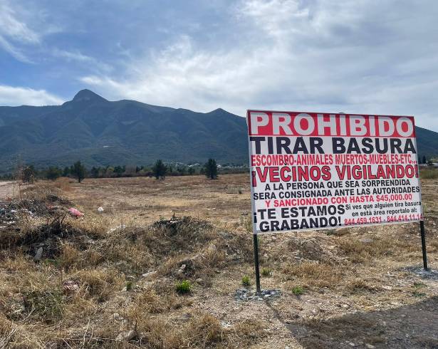 El letrero ciudadano, con una inversión de 2 mil 600 pesos, advierte sobre multas de hasta 45 mil pesos por tirar desechos en la zona.