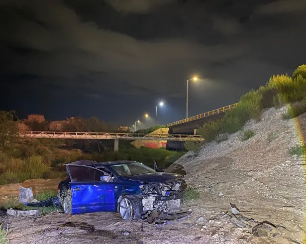 El Volkswagen Vento terminó volcado al fondo de un arroyo en Prolongación Nazario Ortiz Garza.