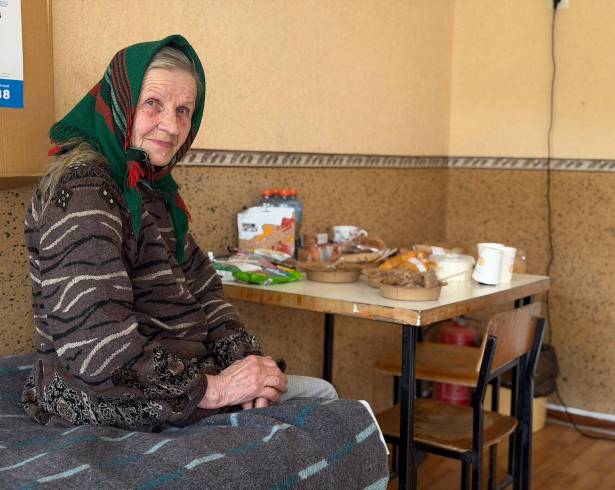 Nina Ivanova en un centro de evacuación en Sloviansk, Ucrania. Ella y sus hijas se arriesgaron y emprendieron la marcha, como lo han hecho otros ucranianos antes que ellas a lo largo de la línea del frente.