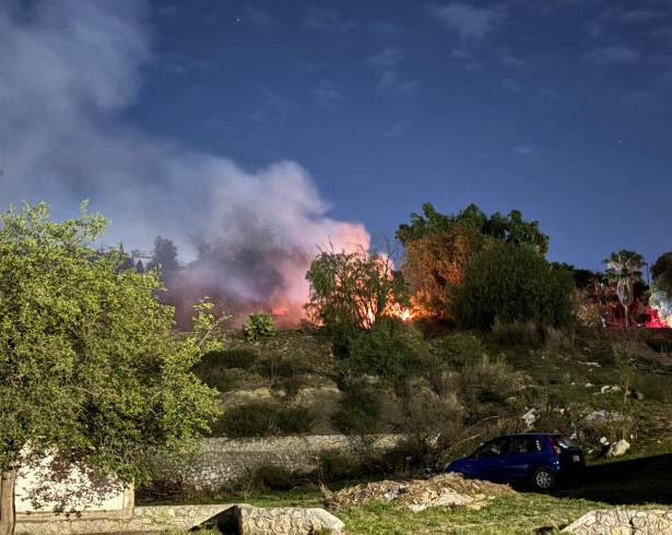 Elementos del Cuerpo de Bomberos realizaron labores de sofocación durante varias horas al interior del parque Venustiano Carranza, luego de que un incendio fuera visible desde distintas colonias cercanas, sin que se reportaran personas lesionadas.