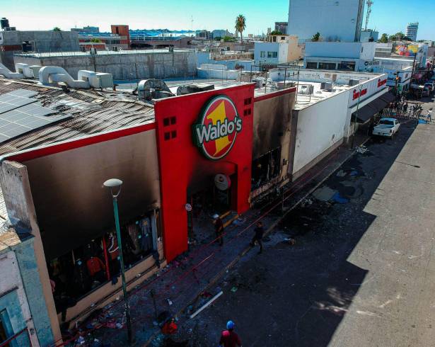 Pese al diferimiento, el juzgador mantuvo la medida cautelar de prisión preventiva para los siete imputados detenidos.