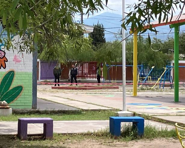Autoridades estatales y agentes ministeriales realizaron diligencias en el área de juegos del plantel tras el fallecimiento del menor.