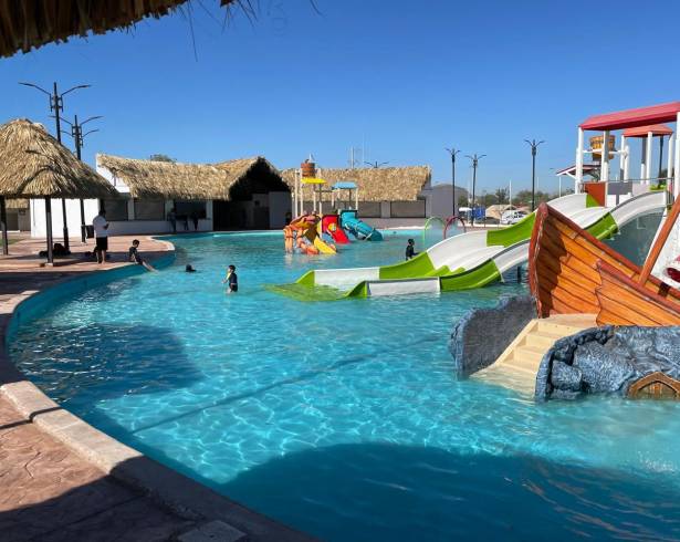 Vista panorámica de las instalaciones del parque acuático “AquaRamos”, que se ha convertido en un popular destino para las familias de la región en su primer día de funcionamiento.