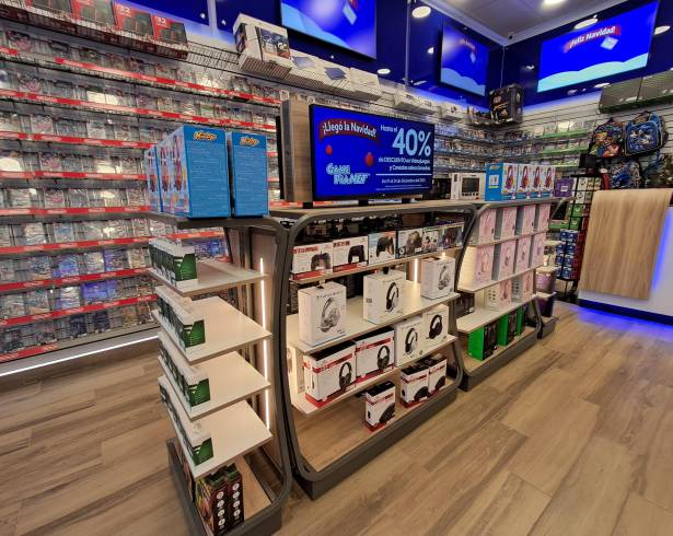 Además de videojuegos y consolas, también venden periféricos.