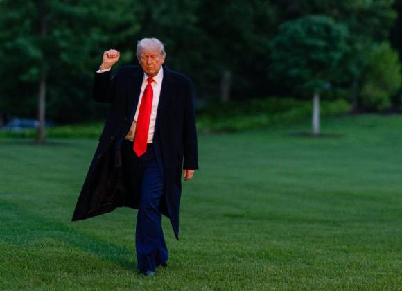 Ignora Trump las advertencias económicas y pasa de los recortes fiscales a los aranceles