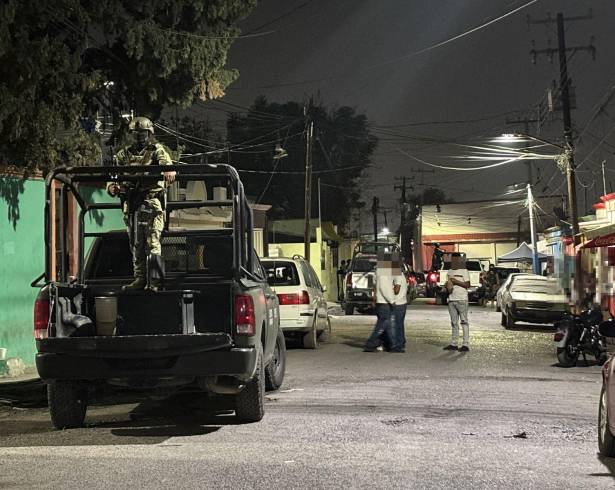 Elementos de corporaciones de seguridad resguardaron el inmueble cateado en la colonia Aeropuerto durante el operativo.