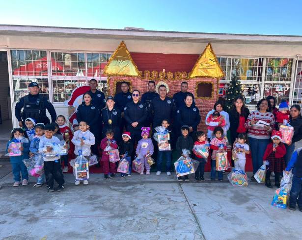 Niñas y niños del ejido Hipólito participaron en una jornada de convivencia con elementos de la Policía Municipal, donde recibieron juguetes y dulces.
