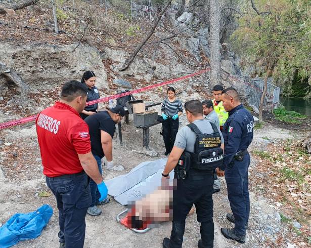 Punto de la orilla donde civiles intentaron maniobras de reanimación cardiopulmonar tras extraer el cuerpo del fondo.