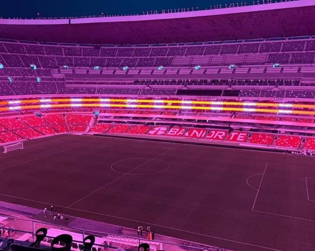 La modernización del inmueble incluye tecnología LED en distintos niveles del estadio.