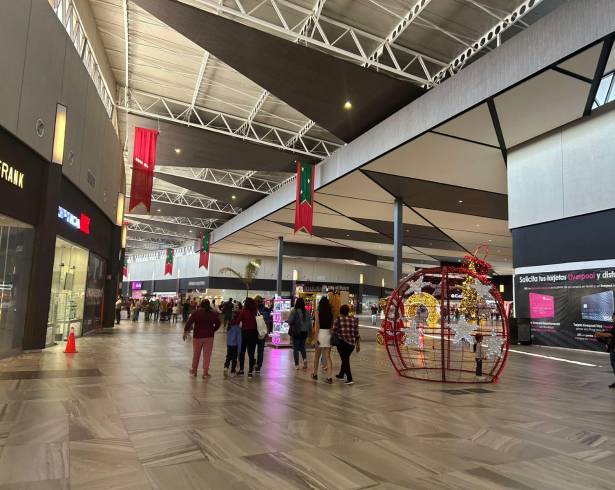Comercios de ropa, calzado y comestibles registran mayor afluencia durante la temporada decembrina.