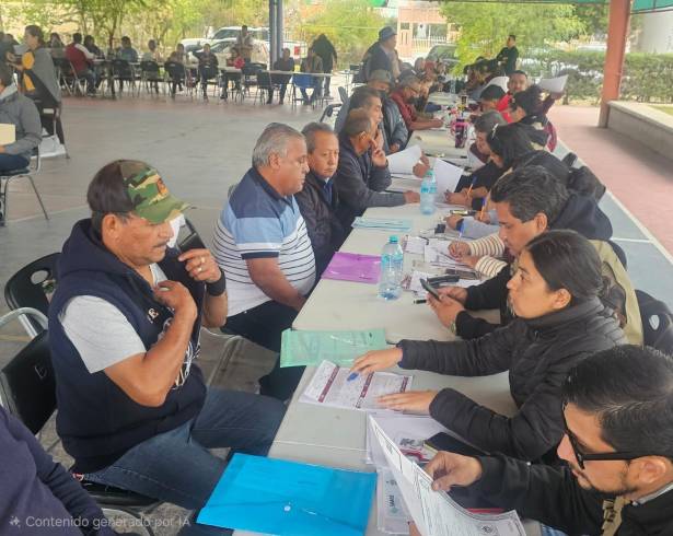 Beneficiarios acuden por su tarjeta bancaria a la antigua Facultad de Ciencias Políticas de la UAC.
