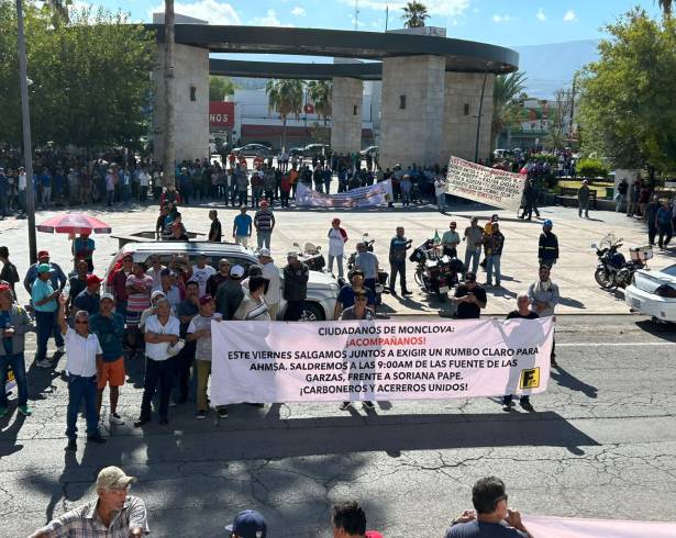 La movilización concluyó con un mitin frente a la Presidencia Municipal, donde los ex obreros dirigieron sus exigencias a las autoridades federales.