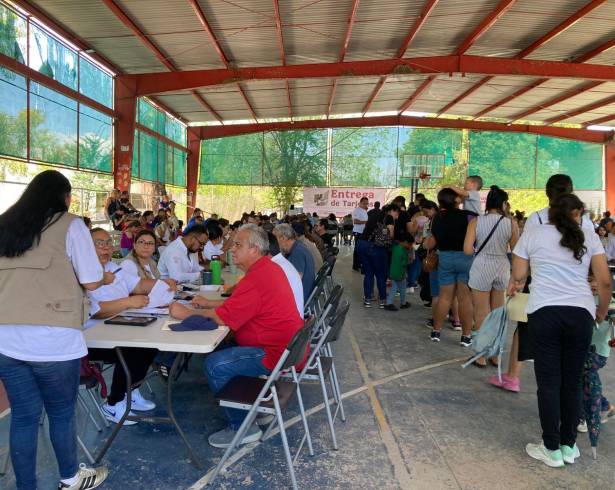 Personal de la Secretaría de Bienestar realizó la entrega de tarjetas a beneficiarios de distintos programas sociales en Torreón.