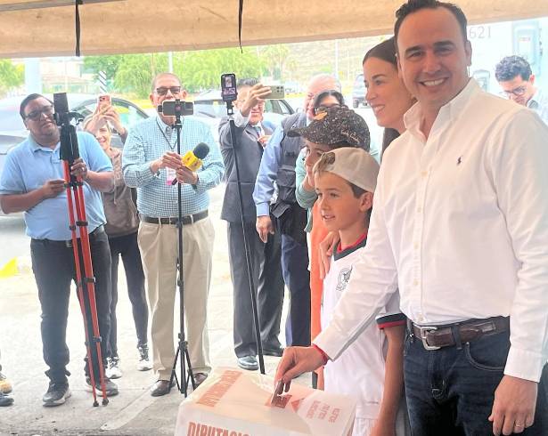 El mandatario estatal emitió su sufragio en la colonia Jardines del Campestre durante la jornada para renovar el Congreso local.