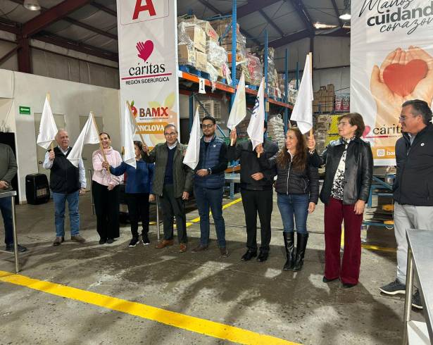 Directivos de Cáritas y representantes de la Diócesis de Saltillo durante el arranque de la obra del nuevo cuarto de congelación.