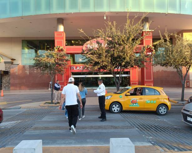 Elementos de Tránsito mantienen presencia permanente en áreas comerciales de alta afluencia.